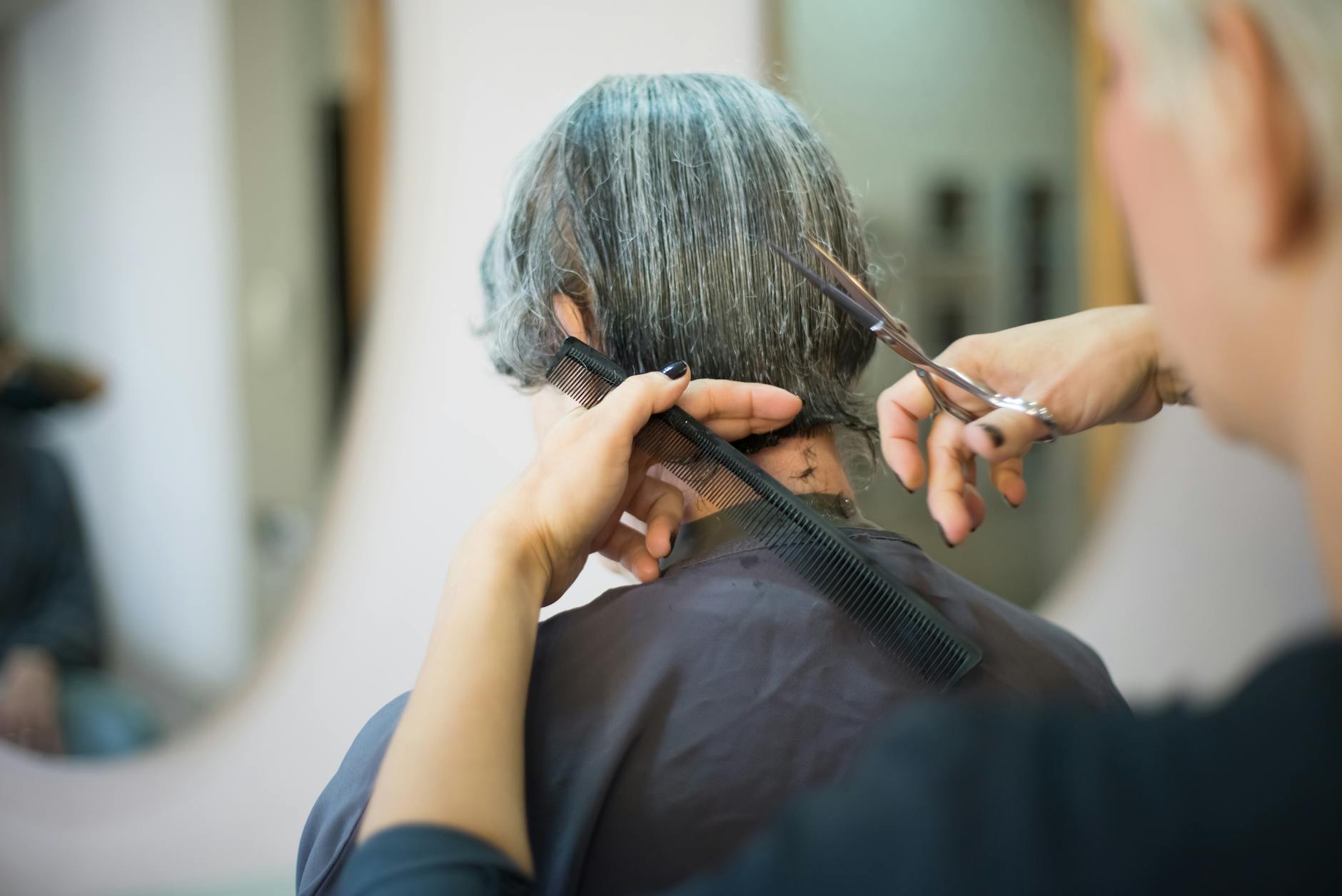 Travail de finition pour une coiffure de mariée premium